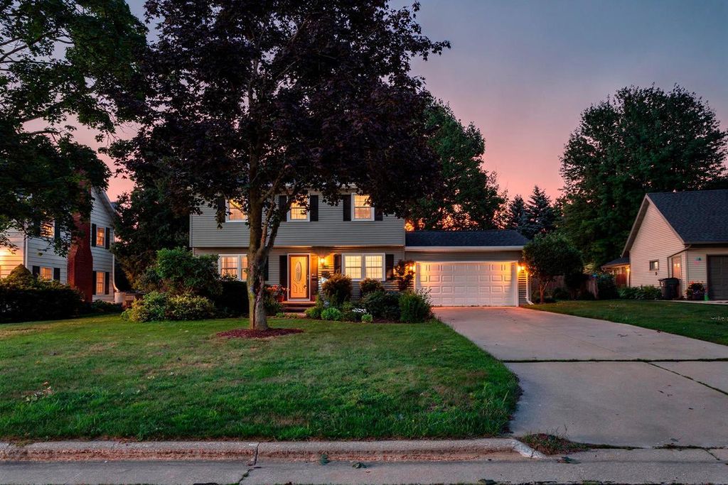 Photo of 1344 Whittier DRIVE, Neenah, WI 54956 (MLS # 50329035)
