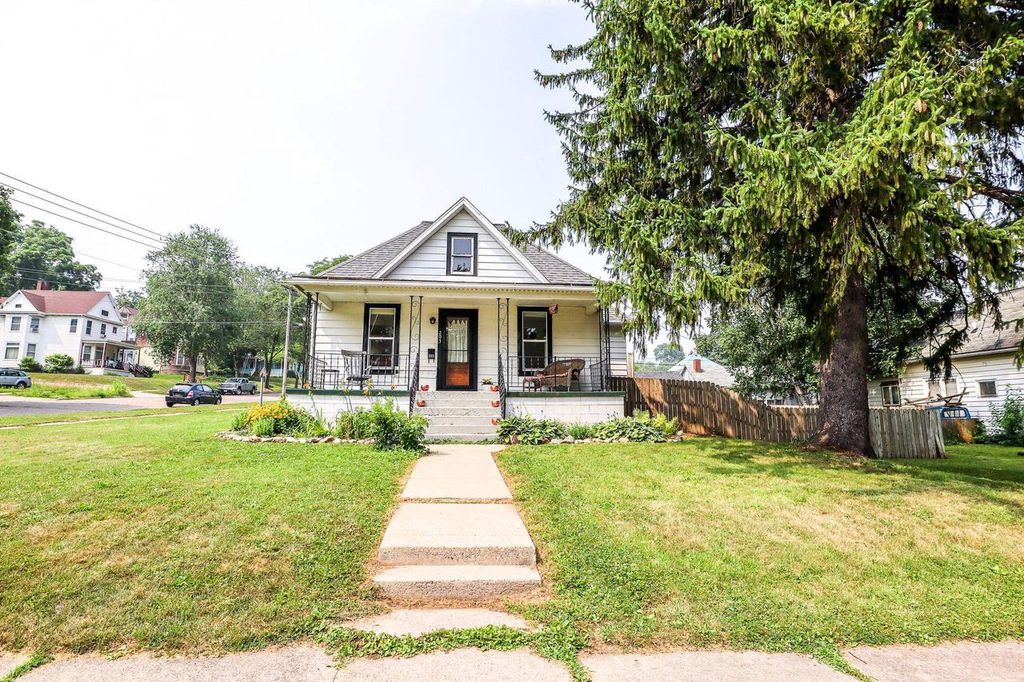 Photo of 203 10th STREET, Baraboo, WI 53913 (MLS # 2028743)