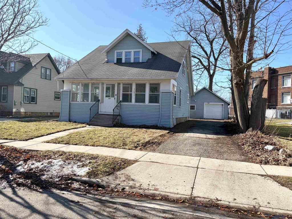 Photo of 327 Oak STREET, Menasha, WI 54952 (MLS # 50321345)