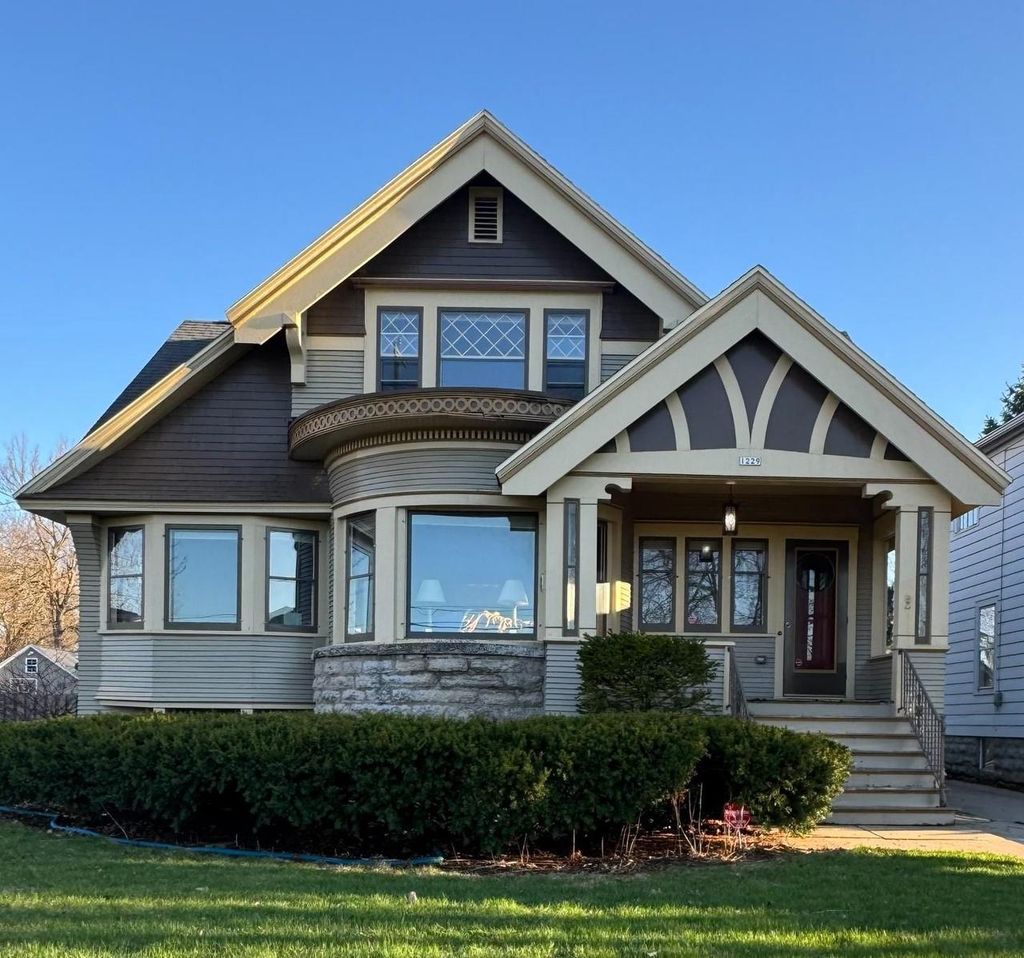 Photo of 1229 Merritt AVENUE, Oshkosh, WI 54901 (MLS # 50323906)
