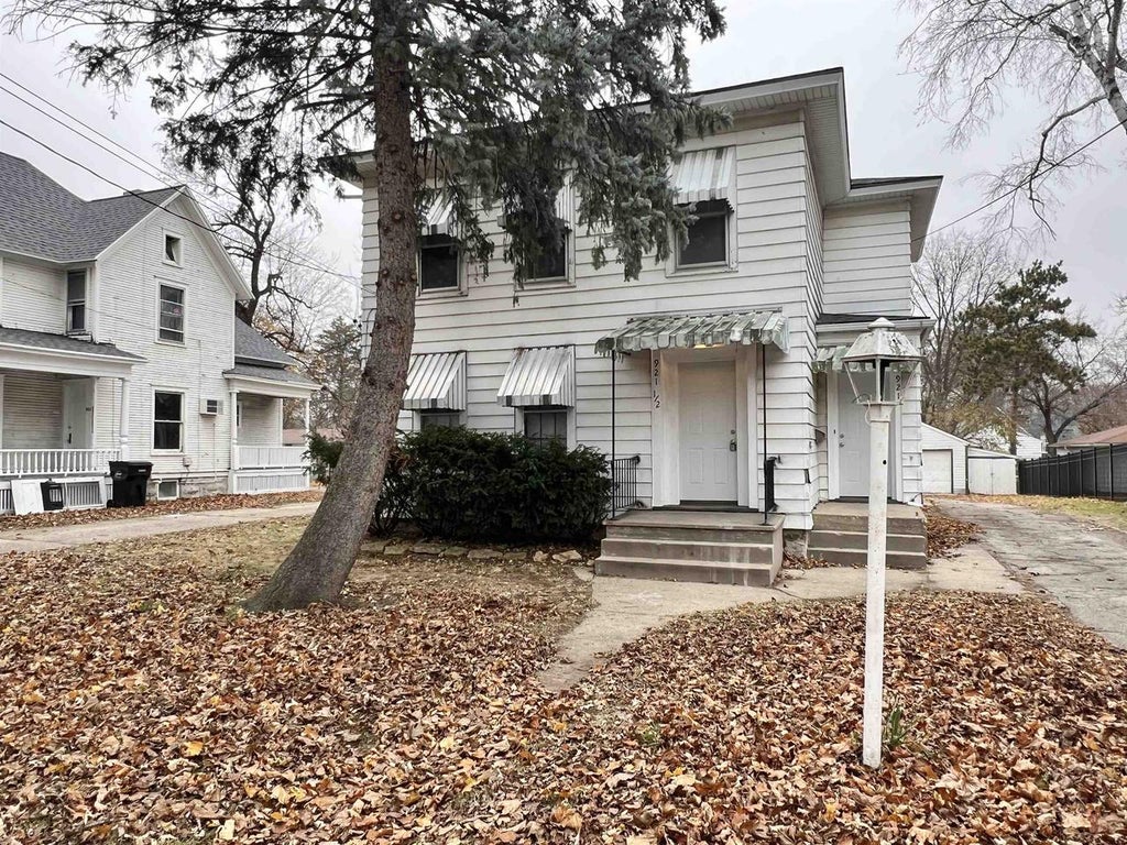 Photo of 921 W Grand AVENUE, Beloit, WI 53511 (MLS # 2035687)