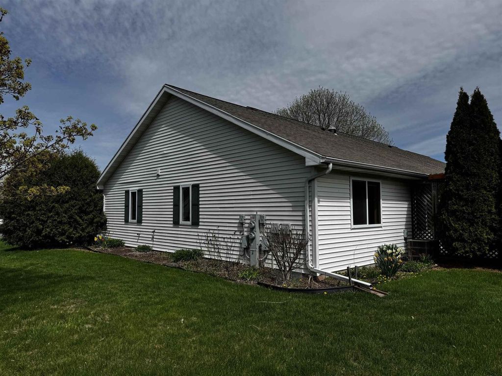 Photo of 573 Kingswood AVENUE, Fond Du Lac, WI 54935 (MLS # 50324324)