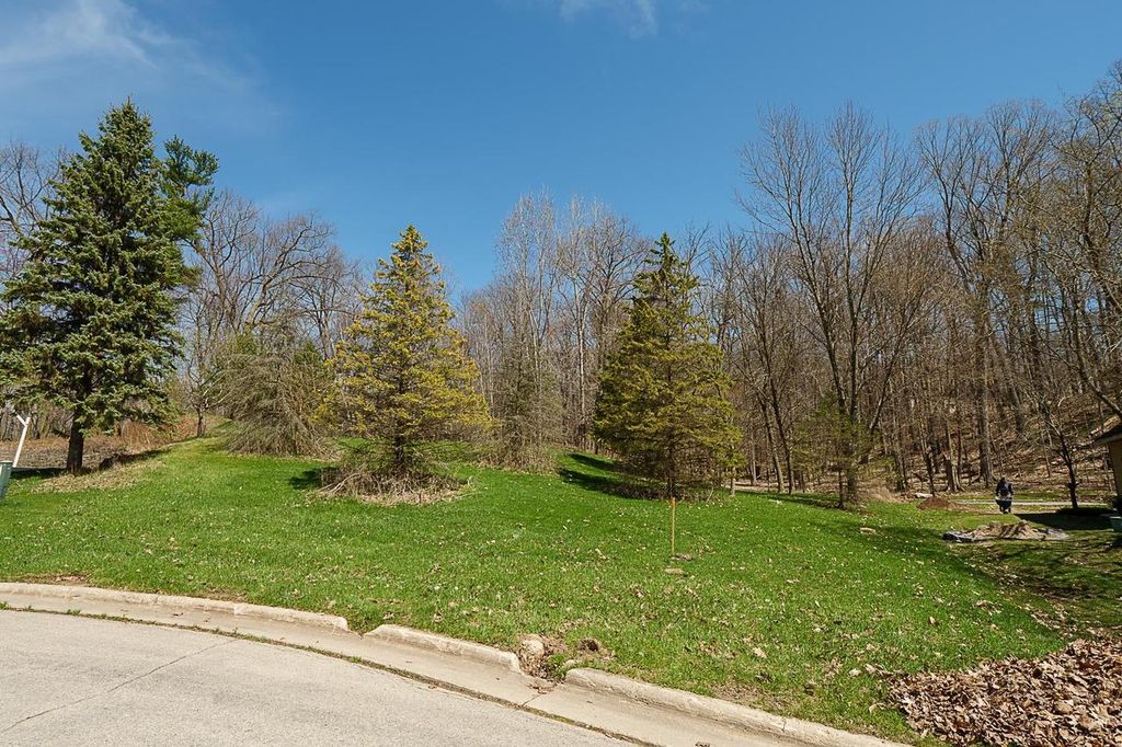Photo of Wood Oaks CIRCLE, Green Bay, WI 54302 (MLS # 50326461)