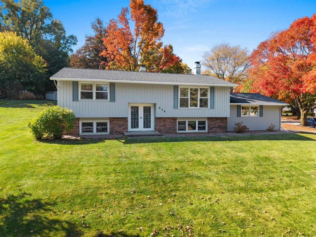 Photo of 220 Cliffview DRIVE, Green Bay, WI 54302 (MLS # 50334250)