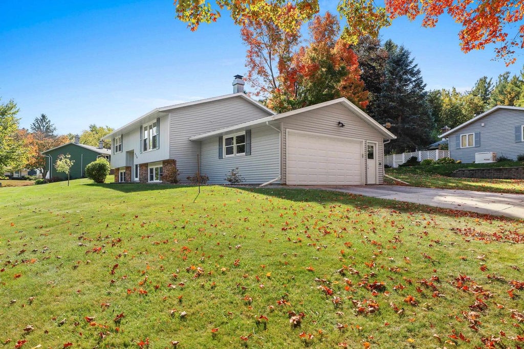 Photo of 220 Cliffview DRIVE, Green Bay, WI 54302 (MLS # 50334250)