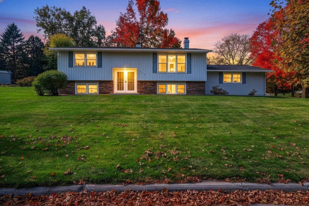 Photo of 220 Cliffview DRIVE, Green Bay, WI 54302 (MLS # 50334250)