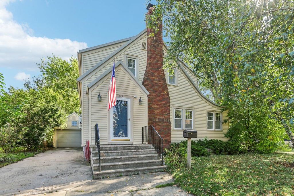 Photo of 325 Warren AVENUE, Reedsburg, WI 53959 (MLS # 2010046)