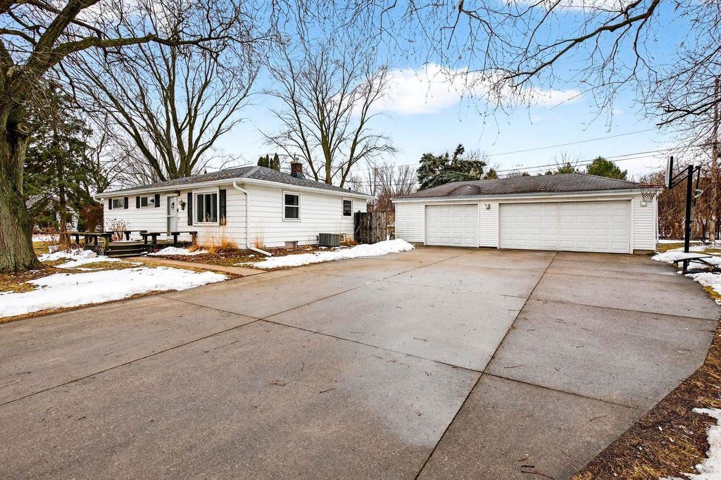 Photo of 620 Fieldcrest DRIVE, Neenah, WI 54956 (MLS # 50319852)