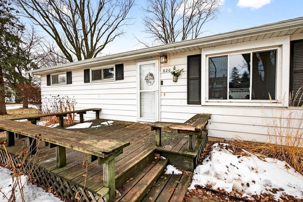 Photo of 620 Fieldcrest DRIVE, Neenah, WI 54956 (MLS # 50319852)