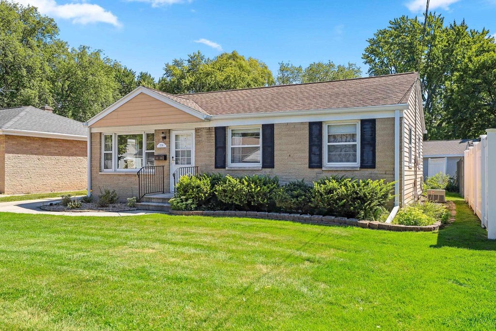 Photo of 1739 12th AVENUE, Green Bay, WI 54304 (MLS # 50331652)