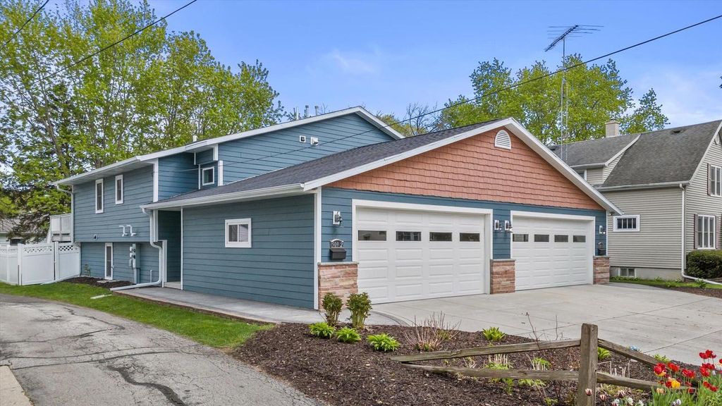 Photo of 509 N Warren STREET #2, Watertown, WI 53098 (MLS # 1961908)