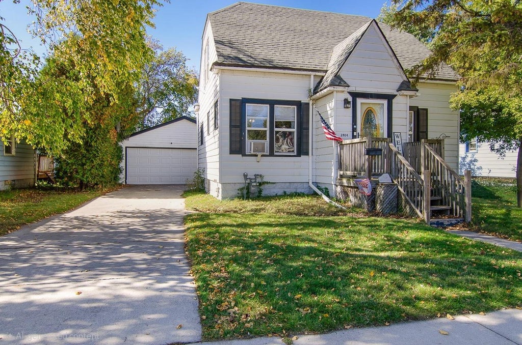 Photo of 2404 Lincoln AVENUE, Two Rivers, WI 54241 (MLS # 50334046)