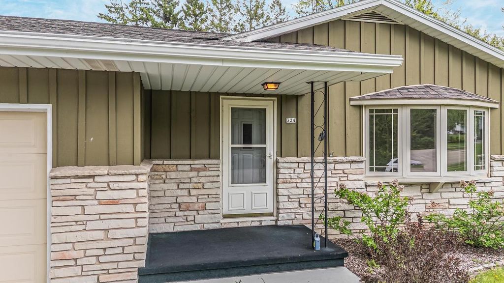 Photo of 324 S Parkway DRIVE, Brillion, WI 54110 (MLS # 50325916)