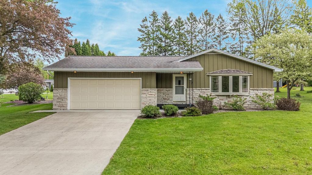 Photo of 324 S Parkway DRIVE, Brillion, WI 54110 (MLS # 50325916)