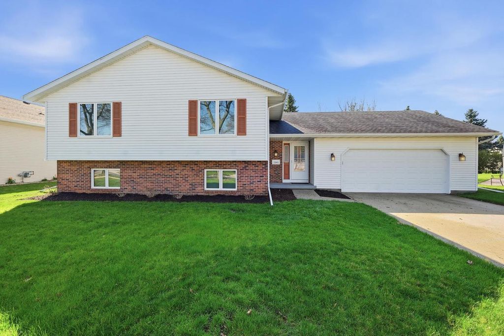Photo of 1541 Kuhle DRIVE, Sun Prairie, WI 53590 (MLS # 2020435)