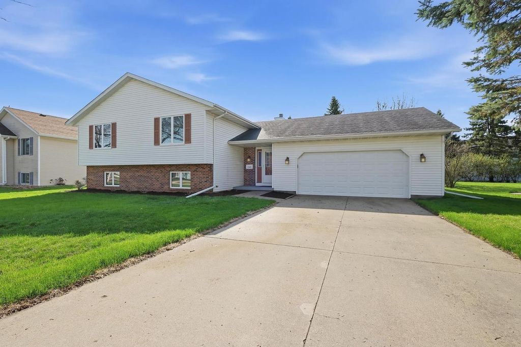 Photo of 1541 Kuhle DRIVE, Sun Prairie, WI 53590 (MLS # 2020435)
