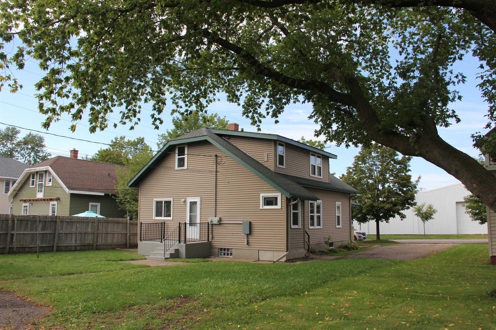 Photo of 833 &amp; 833-1/2 Henrietta STREET, Wausau, WI 54403 (MLS # 22604487)