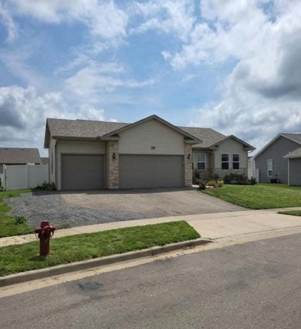 Photo of 922 Margarets WAY, Belleville, WI 53508 (MLS # 2027797)