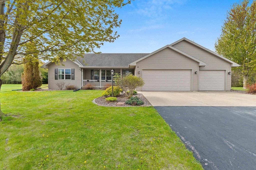 Photo of 334 Falcon CIRCLE, Pulaski, WI 54162 (MLS # 50325818)