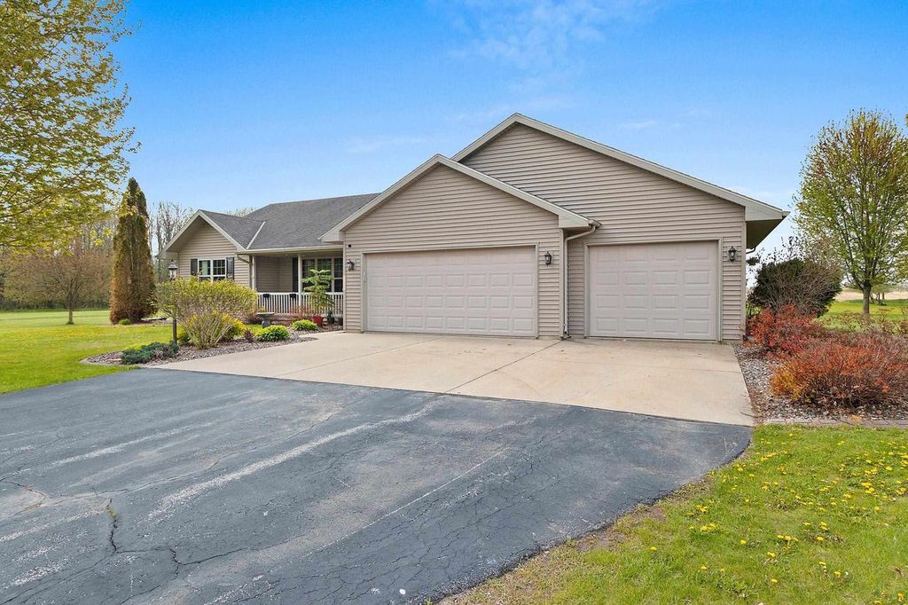 Photo of 334 Falcon CIRCLE, Pulaski, WI 54162 (MLS # 50325818)