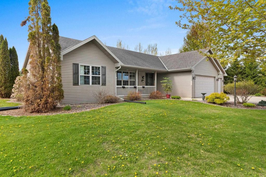 Photo of 334 Falcon CIRCLE, Pulaski, WI 54162 (MLS # 50325818)