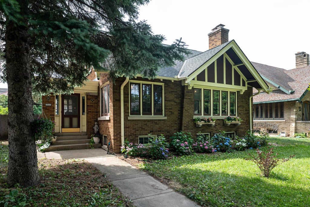 Photo of 2543 N Grant BOULEVARD, Milwaukee, WI 53210 (MLS # 1969909)