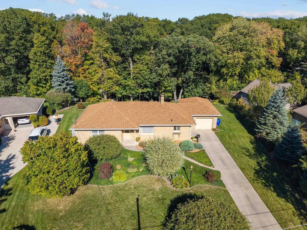 Photo of 32 Garden COURT, Appleton, WI 54915 (MLS # 50317089)