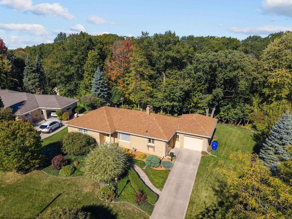 Photo of 32 Garden COURT, Appleton, WI 54915 (MLS # 50317089)