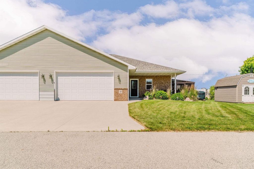 Photo of 320D E Evergreen DRIVE, Kaukauna, WI 54130 (MLS # 50329158)