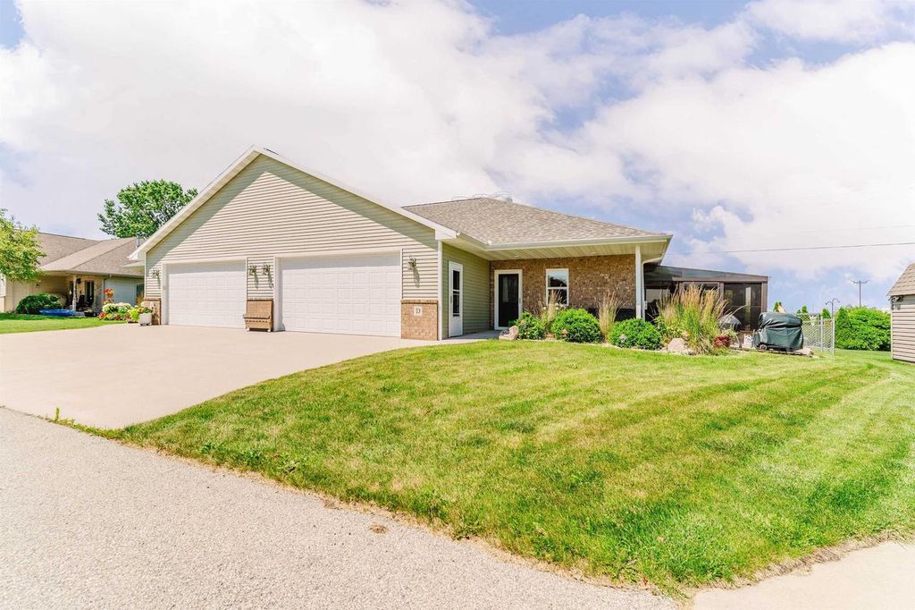 Photo of 320D E Evergreen DRIVE, Kaukauna, WI 54130 (MLS # 50329158)