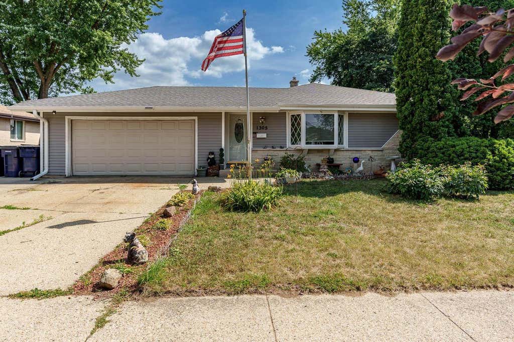Photo of 1305 Anthony AVENUE, Janesville, WI 53546 (MLS # 2028197)