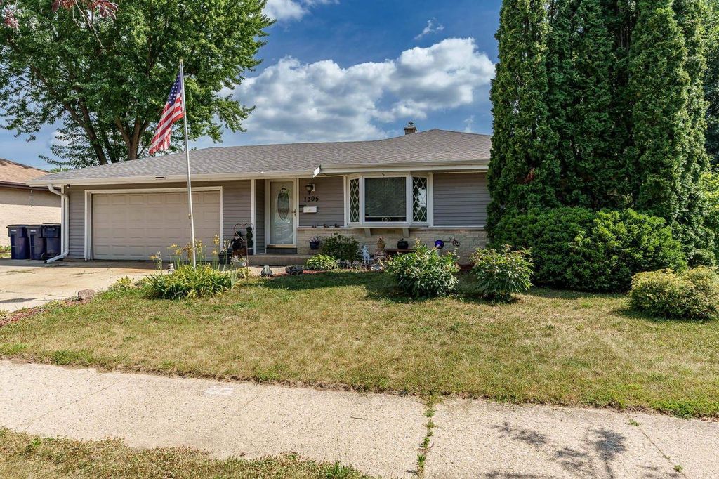 Photo of 1305 Anthony AVENUE, Janesville, WI 53546 (MLS # 2028197)