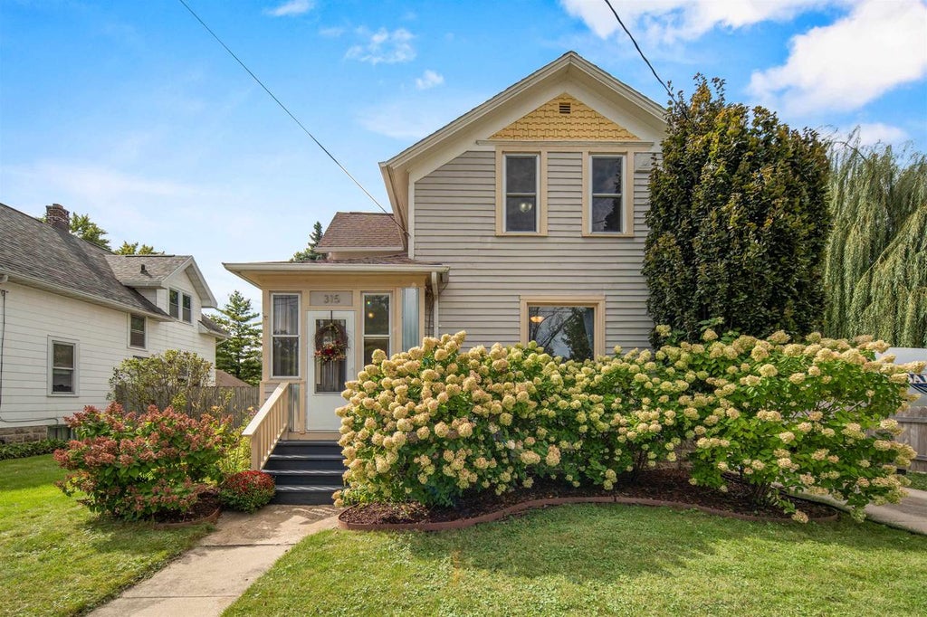 Photo of 315 van STREET, Neenah, WI 54956 (MLS # 50333147)