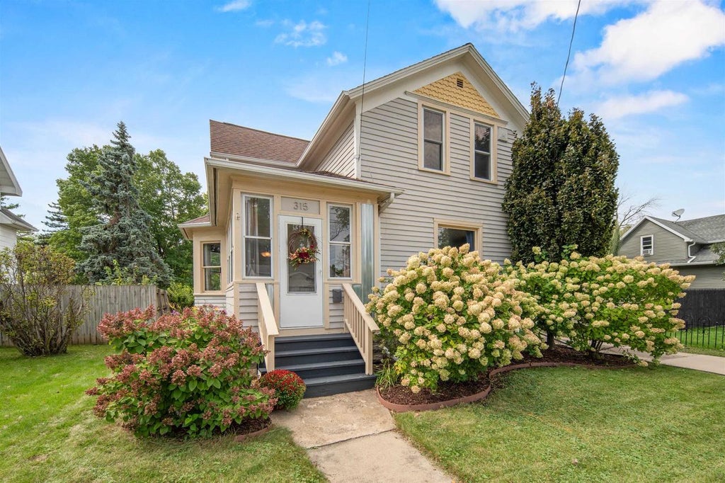 Photo of 315 van STREET, Neenah, WI 54956 (MLS # 50333147)