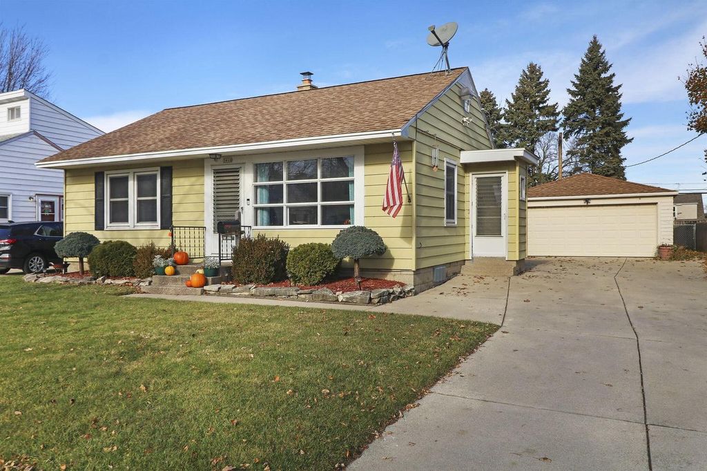 Photo of 3466 E Waterford AVENUE, Saint Francis, WI 53235 (MLS # 1943762)