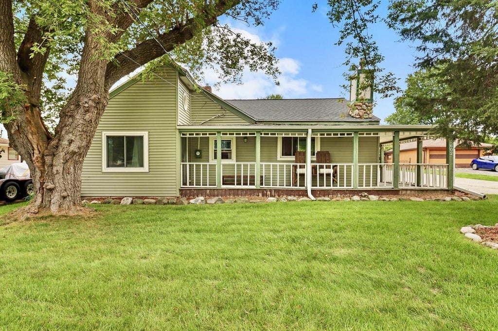 Photo of 2602 W Mangold AVENUE, Milwaukee, WI 53221 (MLS # 1981579)