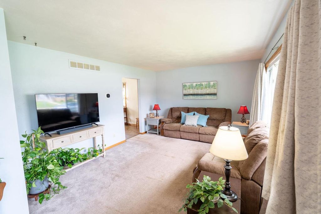 Photo of 2023 Williamsburg PLACE, Janesville, WI 53548 (MLS # 2023297)