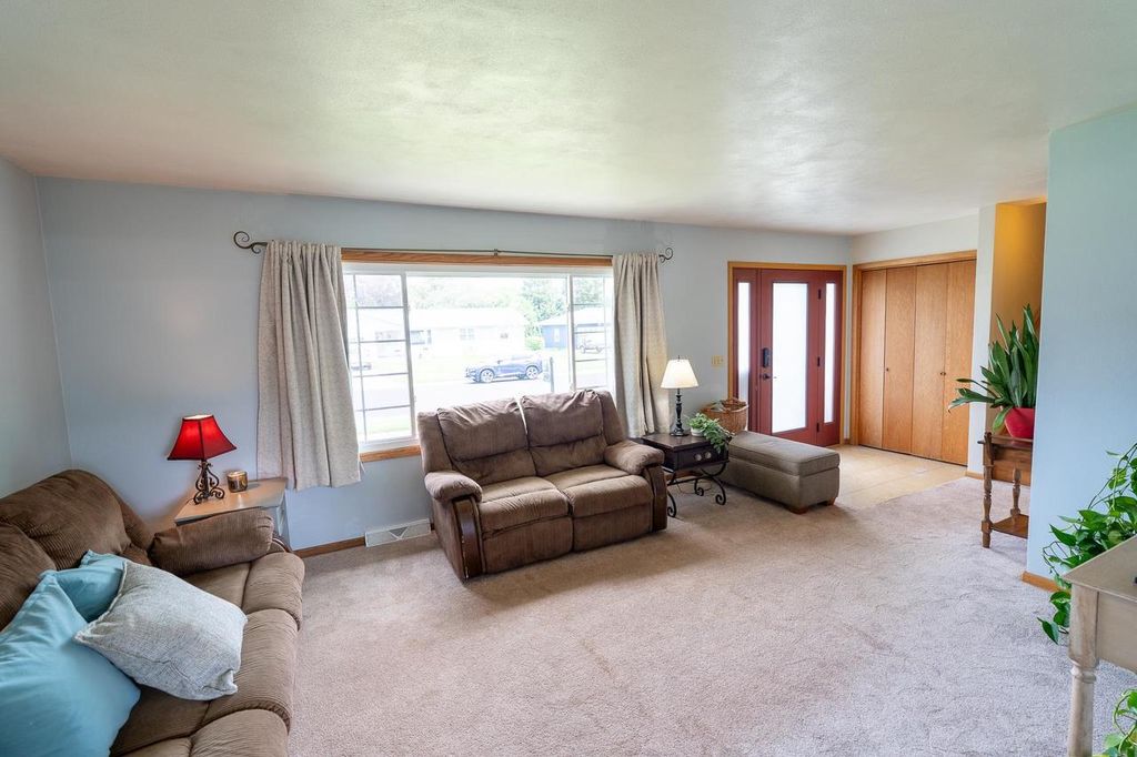Photo of 2023 Williamsburg PLACE, Janesville, WI 53548 (MLS # 2023297)
