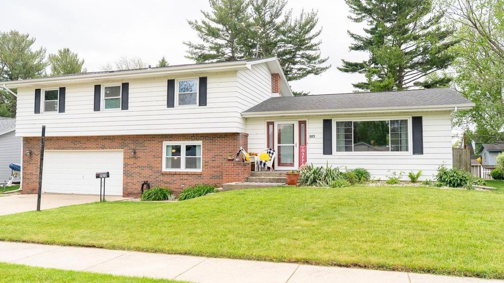 Photo of 2023 Williamsburg PLACE, Janesville, WI 53548 (MLS # 2023297)