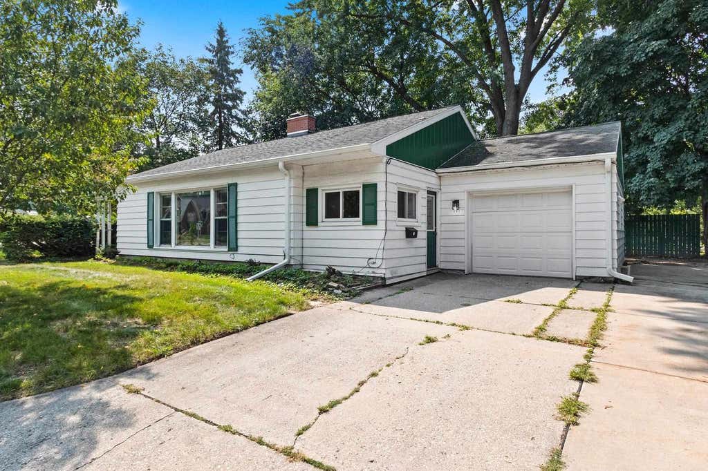 Photo of 101 W Whitney STREET, Green Bay, WI 54301 (MLS # 50331101)