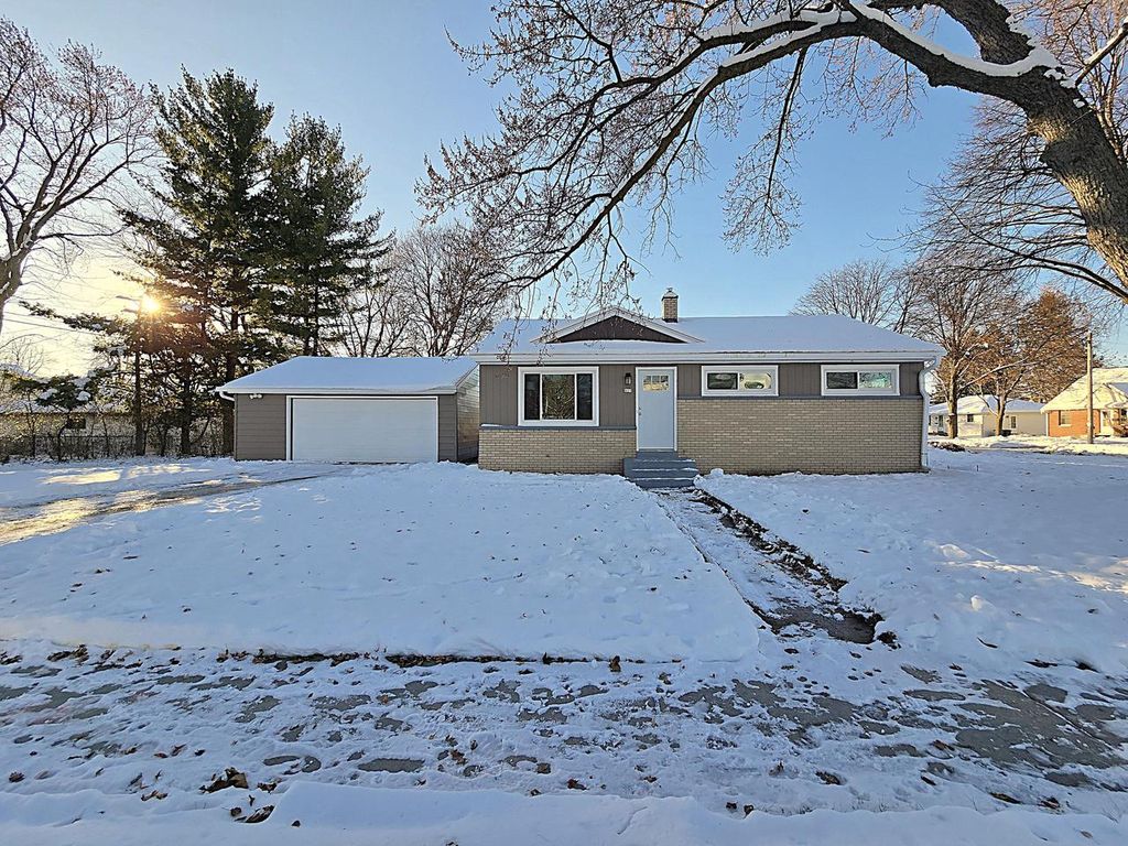 Photo of 419 Peters DRIVE, Waukesha, WI 53188 (MLS # 1944572)