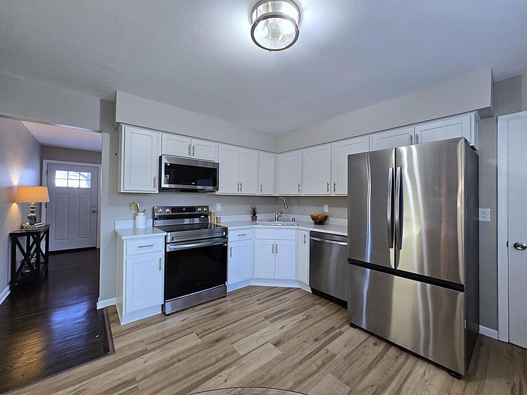 Photo of 419 Peters DRIVE, Waukesha, WI 53188 (MLS # 1944572)