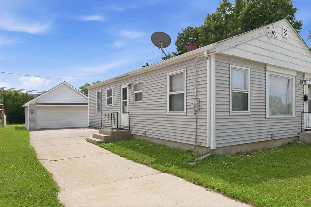 Photo of 2023 E Tripoli AVENUE, Saint Francis, WI 53235 (MLS # 1975647)