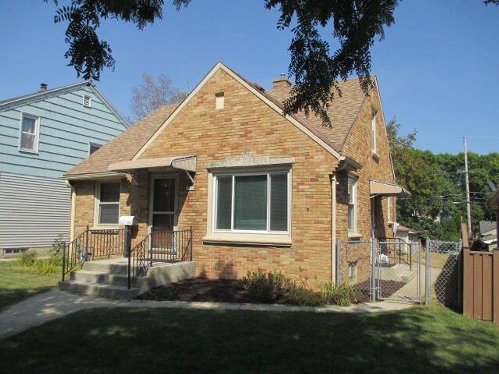 Photo of 3306 W Poe STREET, Milwaukee, WI 53215 (MLS # 1936020)