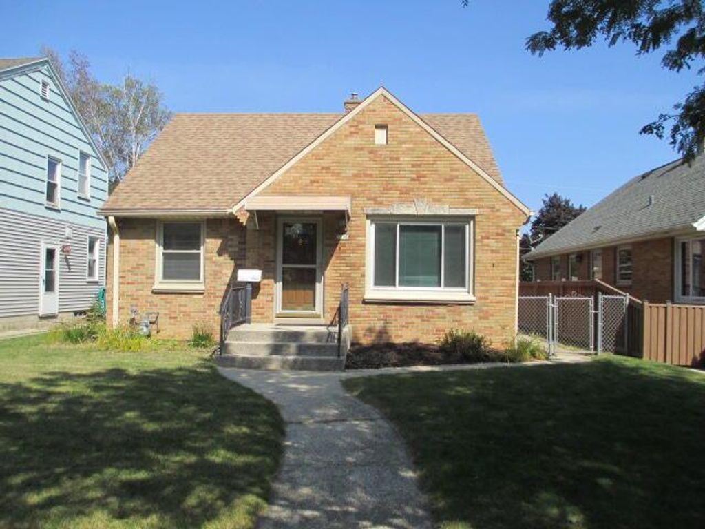 Photo of 3306 W Poe STREET, Milwaukee, WI 53215 (MLS # 1936020)