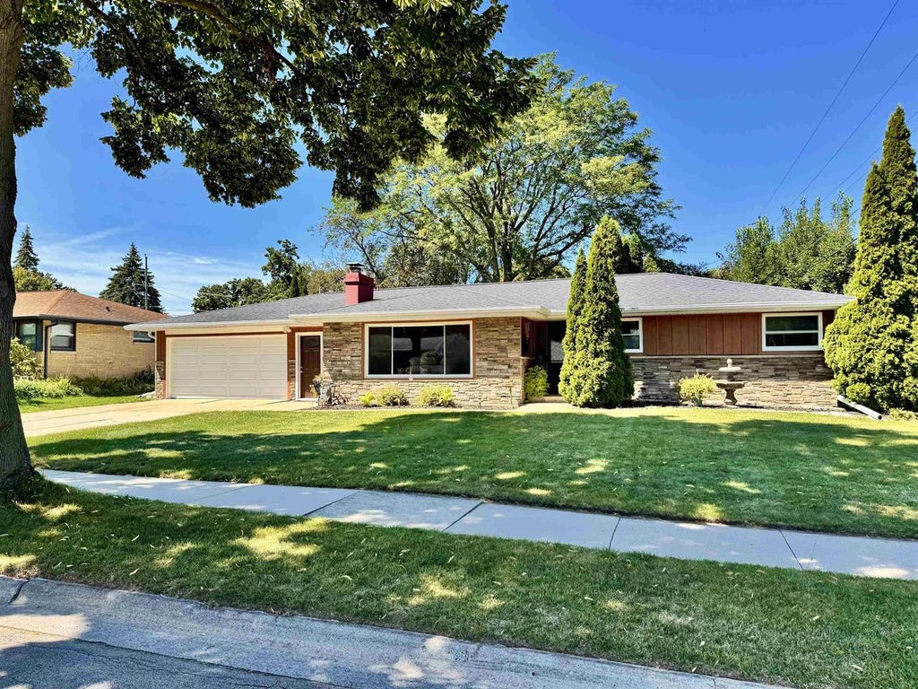 Photo of 1700 Chateau DRIVE, Green Bay, WI 54301 (MLS # 50331770)