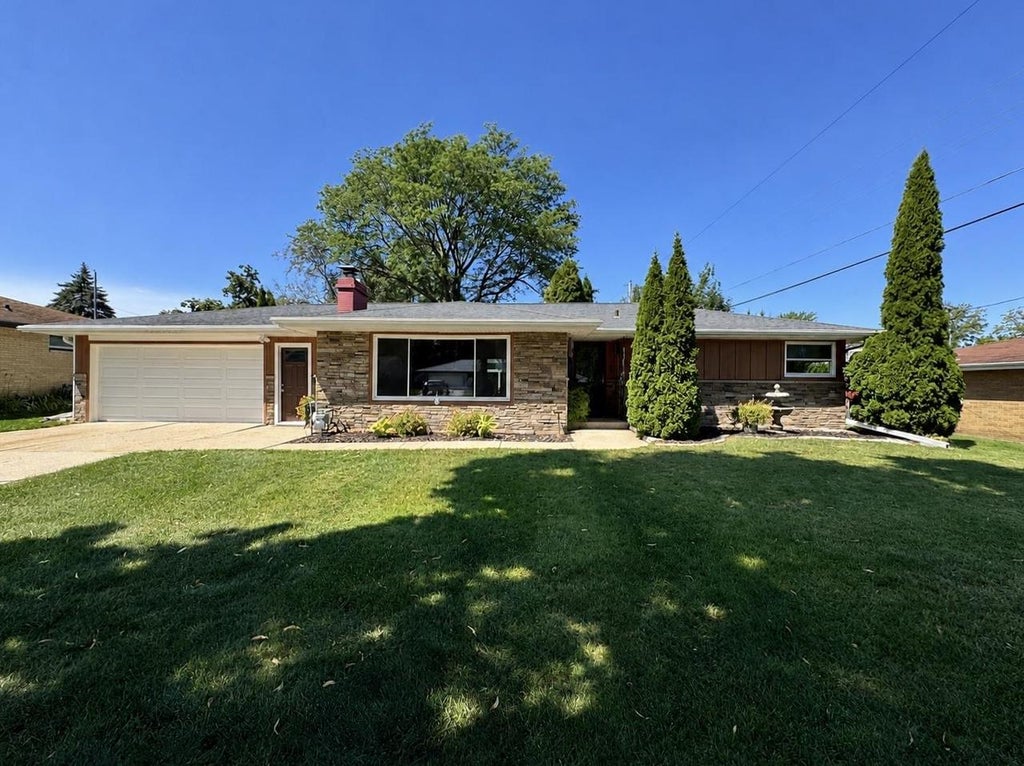 Photo of 1700 Chateau DRIVE, Green Bay, WI 54301 (MLS # 50331770)