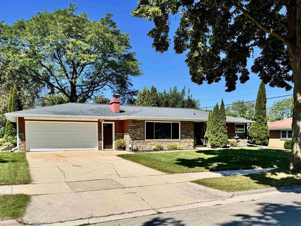 Photo of 1700 Chateau DRIVE, Green Bay, WI 54301 (MLS # 50331770)