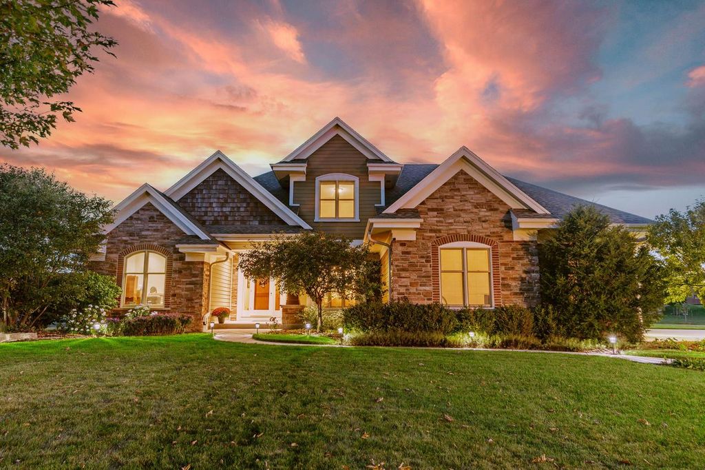 Photo of 1005 E Oak COURT, Oak Creek, WI 53154 (MLS # 1939314)