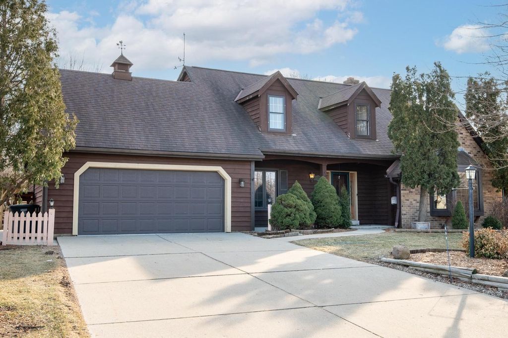 Photo of 5705 W Abbott AVENUE, Greenfield, WI 53220 (MLS # 1953071)